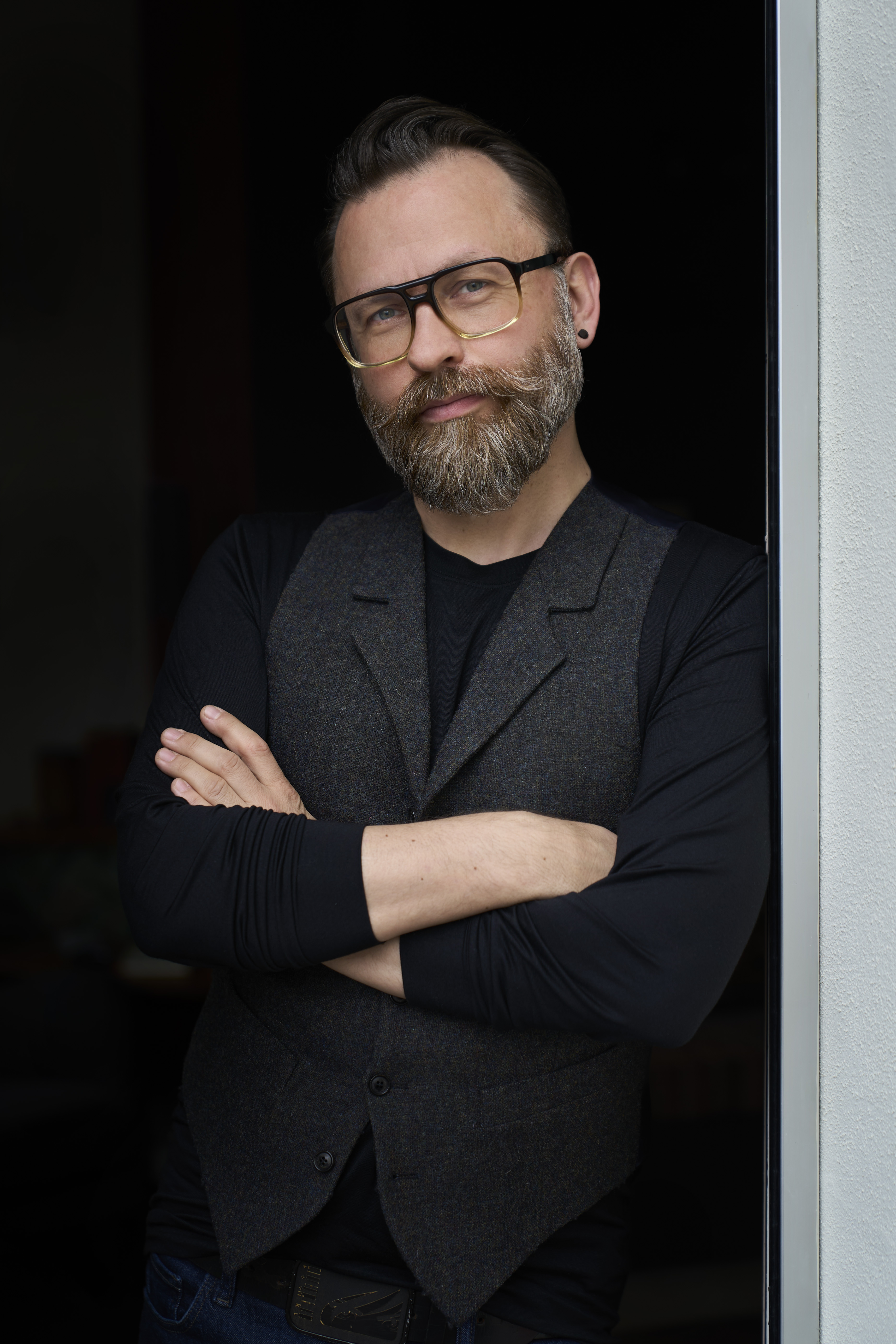 Dominik Grenzler im Fensterrahmen. Foto: Lea Della Zassa
